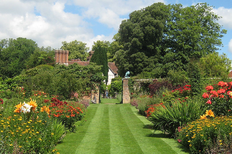 PASHLEY MANOR GARDENS herbaceous borders by Kate Wilson zoom